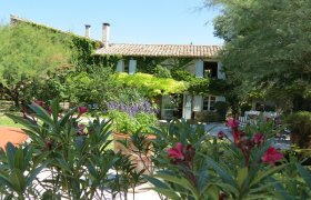 Gard, beautiful restored village mas, 15’ Uzes