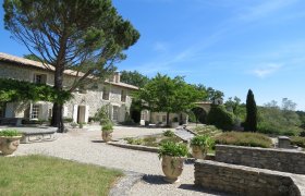 Drôme Provençale, exceptional mas with 106 ha near Grignan
