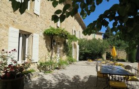 VAUCLUSE. Near a village old restored mas with 2 guest houses and a pool