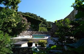 ARDÈCHE MÉRIDIONALE, Hotel particulier XVIIème dans village bord de Rhône