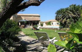 GARD Dans un joli village, Mas restauré, ses maisons d'amis et son jardin