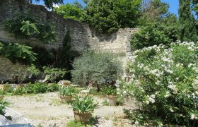 DROME PROVENCALE in the heart of a village old restored Relay station