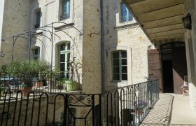 ARDECHE MERIDIONALE superbe Hôtel Particulier 17e cour terrasses piscine