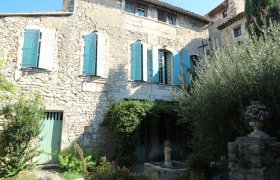 ARDECHE MERIDIONALE authentique Hôtel Particulier XVIIe siècle avec jardin