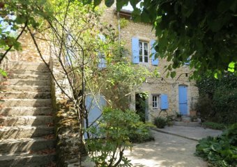 DROME SUD Proche village classé Maison ancienne restaurée avec piscine