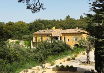 DROME PROVENCALE Propriété à flanc de colline, superbe Mas avec vue