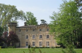 VAUCLUSE Château XVI-XVII à côté de Chateauneuf du Pape