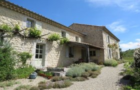 ARDECHE MERIDIONALE Superbe mas avec vue