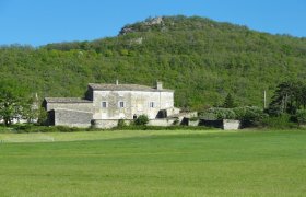 DROME SUD. Maison noble XVIII avec jardin.