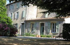 ARDECHE MERIDIONNALE Maison noble XIXe dans village