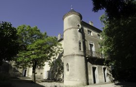 SOUTH DROME 17th 19th century chateau on the top of a village