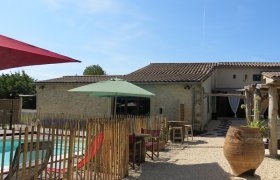 DROME SUD Joli mas avec piscine à CLIOUSCLAT