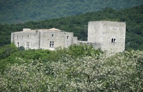 DROME PROVENCALE Château Médiéval et son donjon à restaurer